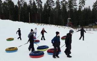 ❄️ Hea uudis! ❄️ Valgehobusemäe tuubirada on avatud! 🎉 Võimalik ka lumelaua ning mäesuusaga sõita. Ootame kõiki sõitma ja talverõõme nautima.
